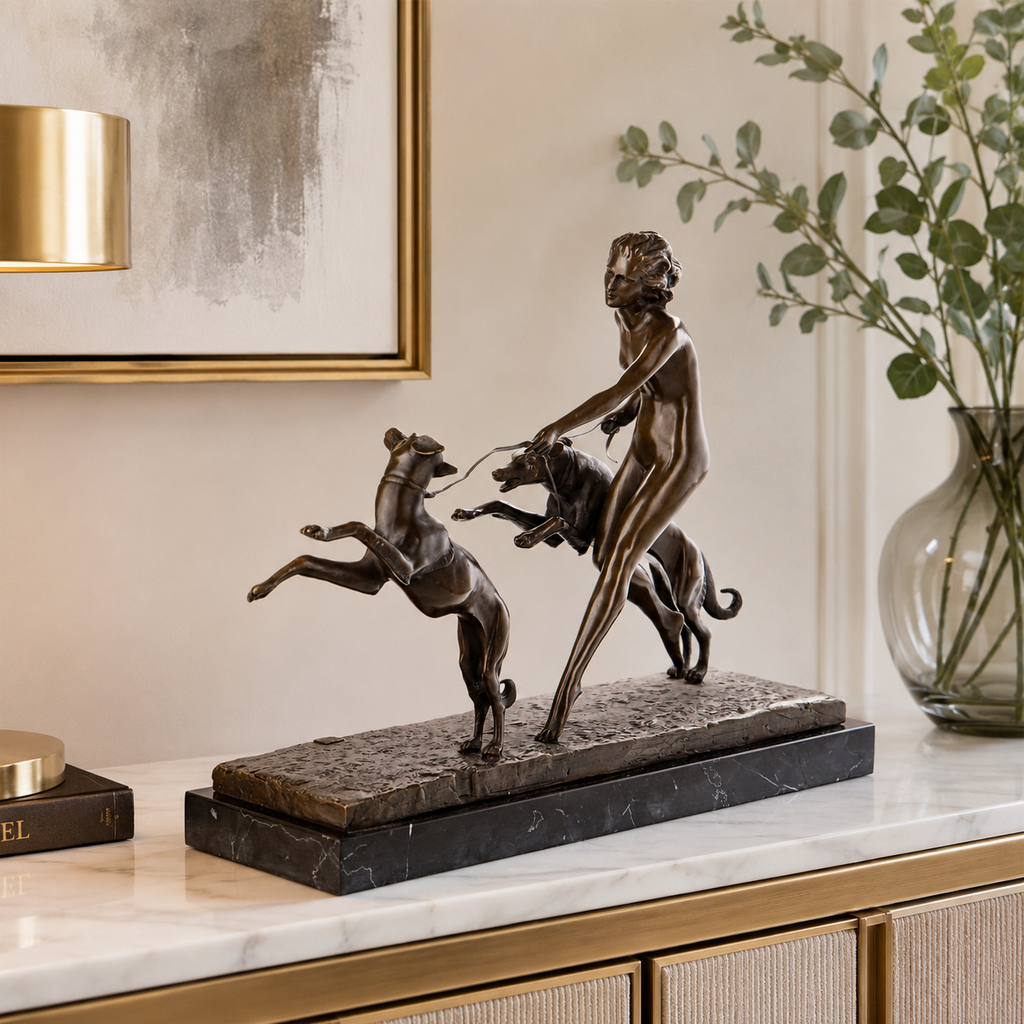 Bronze Skulptur Frau mit Windhunden - signierte Art déco Figur auf Marmorsockel