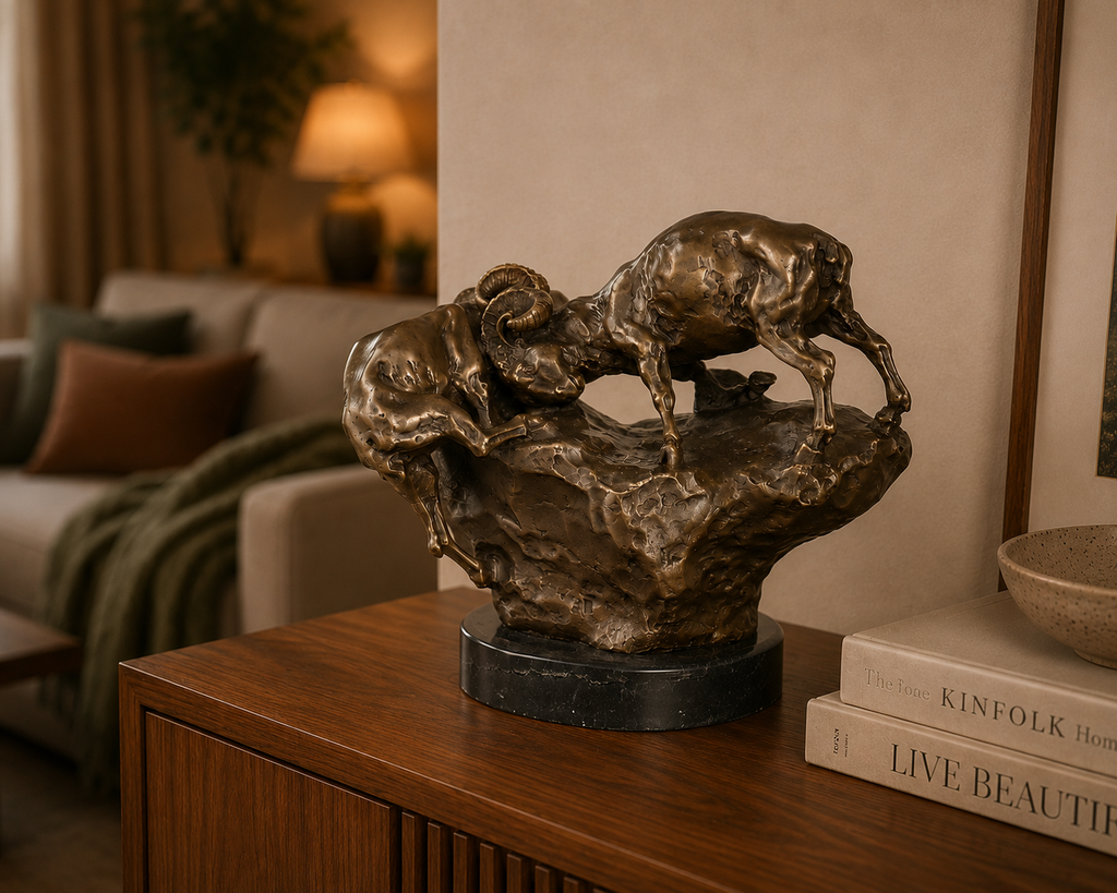 Bronze Skulptur kämpfende Widder - signierte Tierfigur auf Marmorsockel