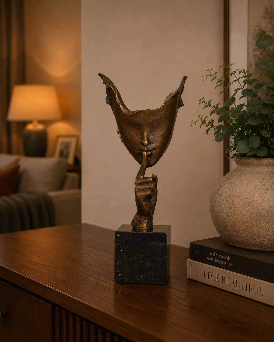Moderne Bronze Skulptur „Silence“ auf Marmorsockel – signierte Gesichtsskulptur