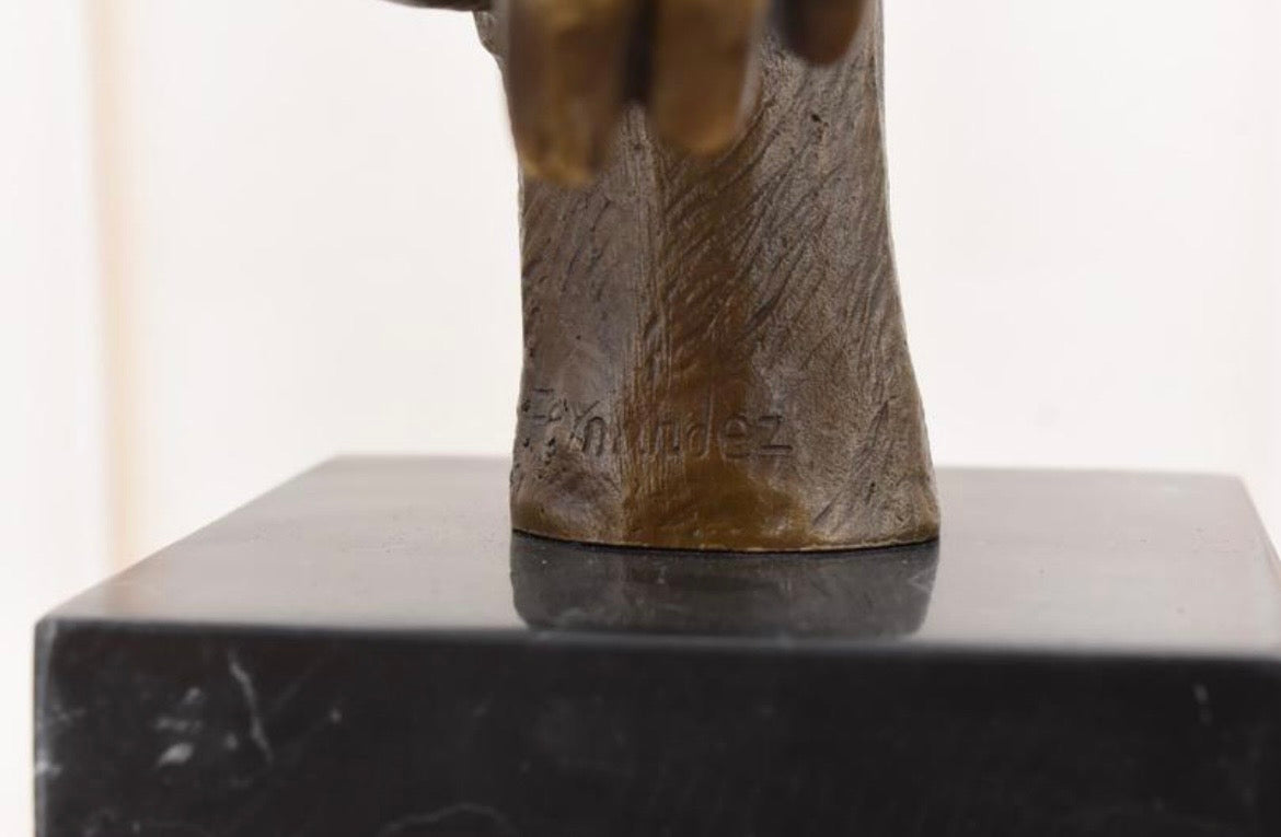 Moderne Bronze Skulptur auf Marmorsockel – signierte abstrakte Gesichtsskulptur