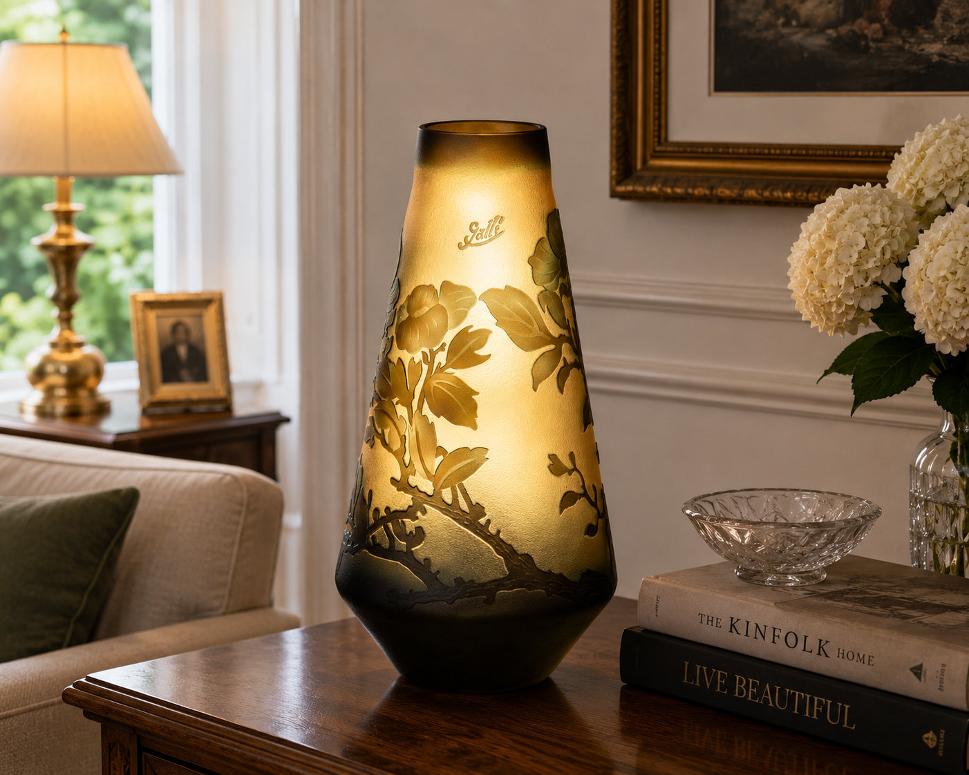 Vase im Gallé Stil aus Cameo Glas - Blüten & Blattmotiv im Jugendstil & Gallé Gravur