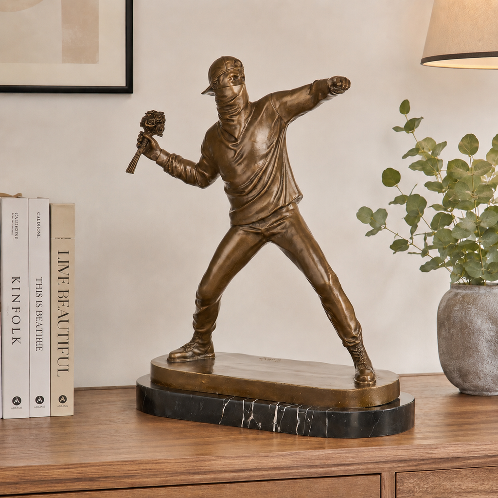 Bronze Skulptur Flower Thrower nach Banksy - signierte Street Art auf Marmorsockel