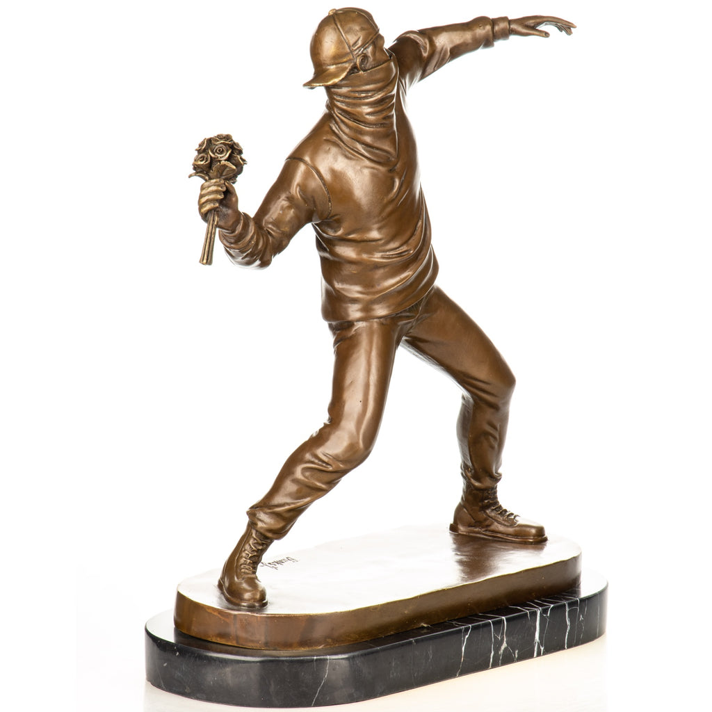 Bronze Skulptur Flower Thrower nach Banksy - signierte Street Art auf Marmorsockel