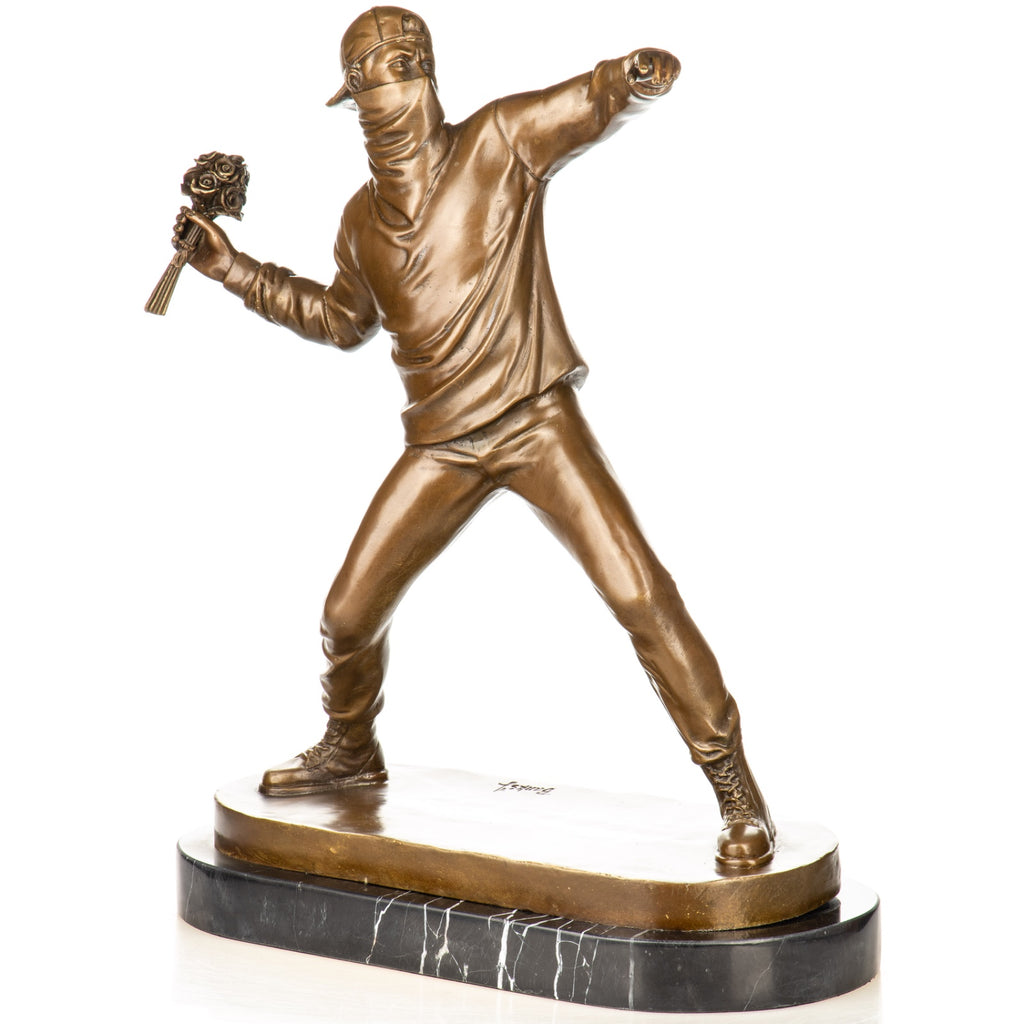 Bronze Skulptur Flower Thrower nach Banksy - signierte Street Art auf Marmorsockel