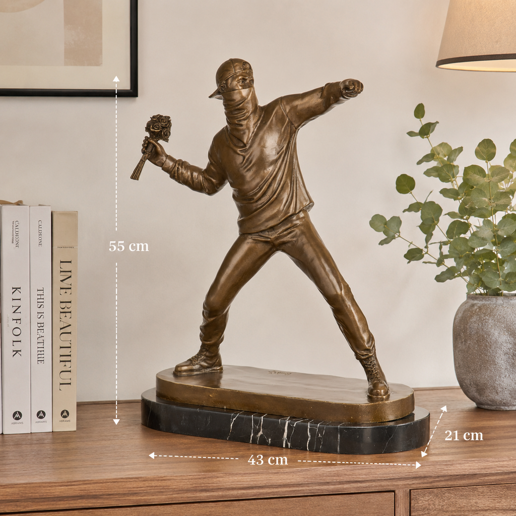 Bronze Skulptur Flower Thrower nach Banksy - signierte Street Art auf Marmorsockel
