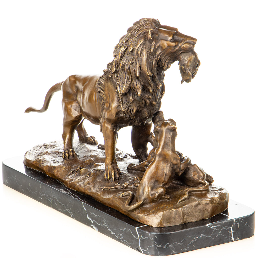Bronze Skulptur Löwenfamilie beim Beutezug – Tierfigur auf Marmorsockel