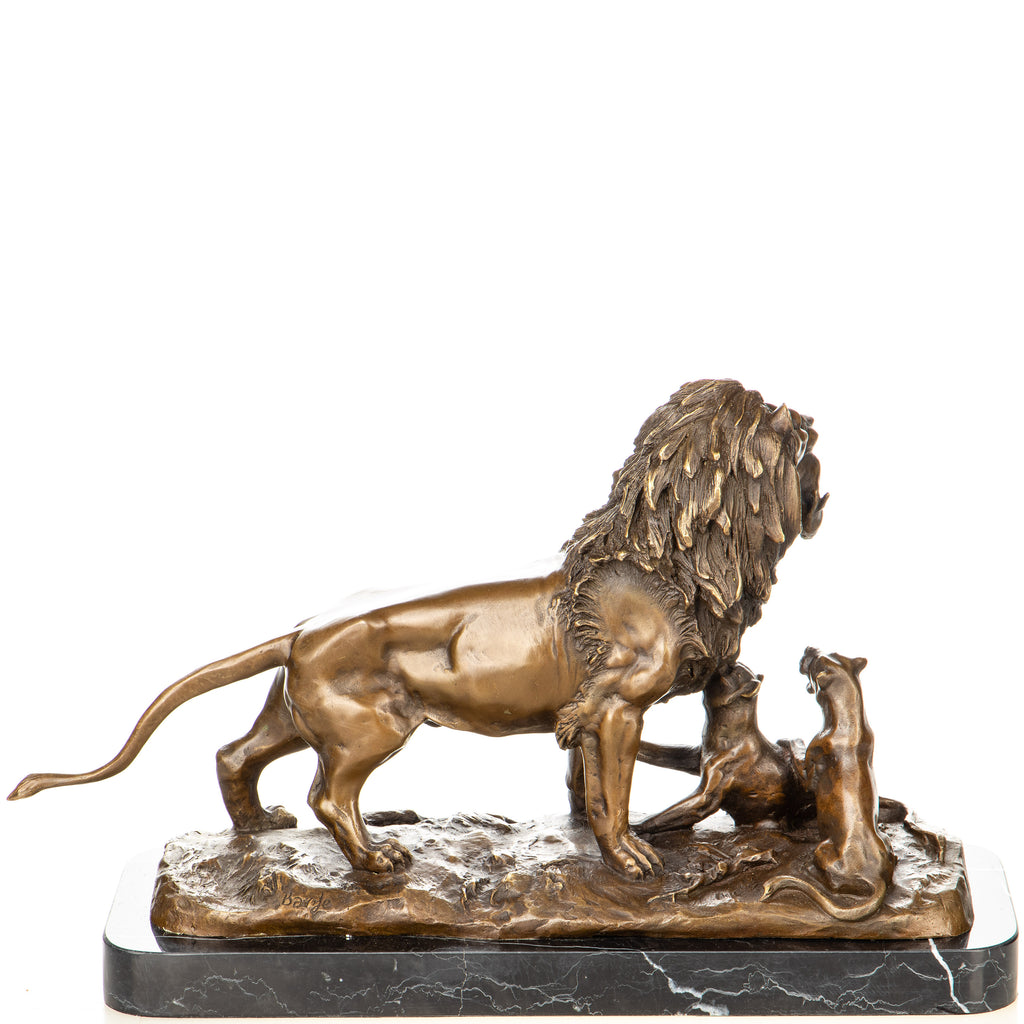 Bronze Skulptur Löwenfamilie beim Beutezug – Tierfigur auf Marmorsockel