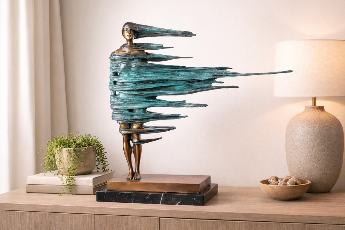 Moderne Bronze Skulptur Frau im Wind nach Dali – Kunstfigur auf Marmorsockel