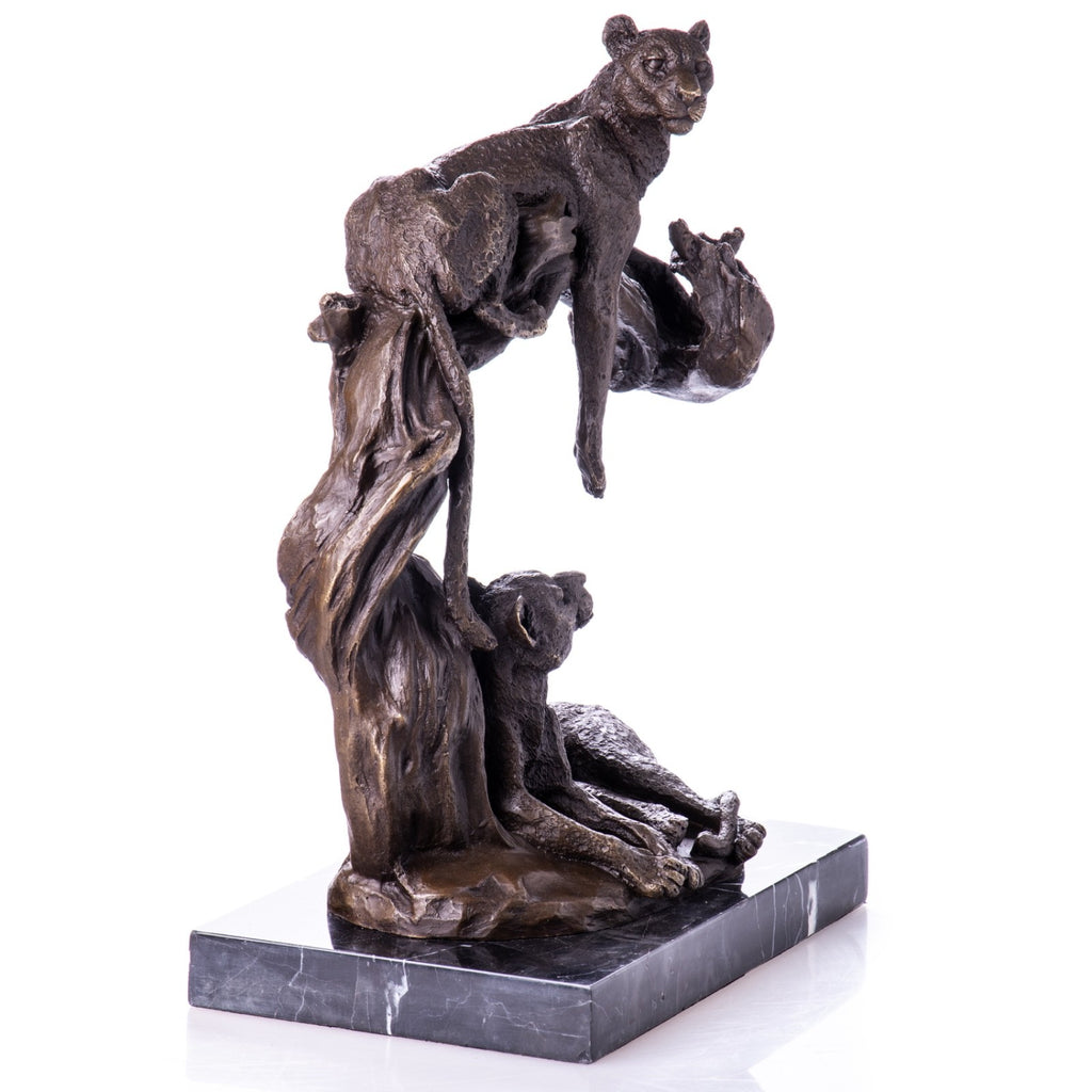 Bronze Skulptur Leoparden auf Baumstamm - signierte Tierfigur auf Marmorsockel