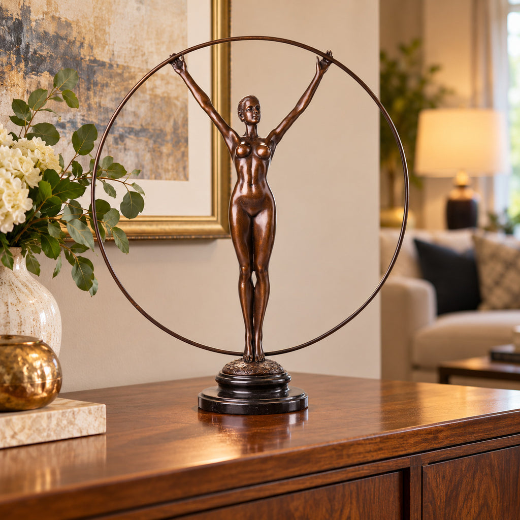 Bronze Skulptur Aktfigur mit Ring – signierte Frauenfigur auf Marmorsockel, 44cm