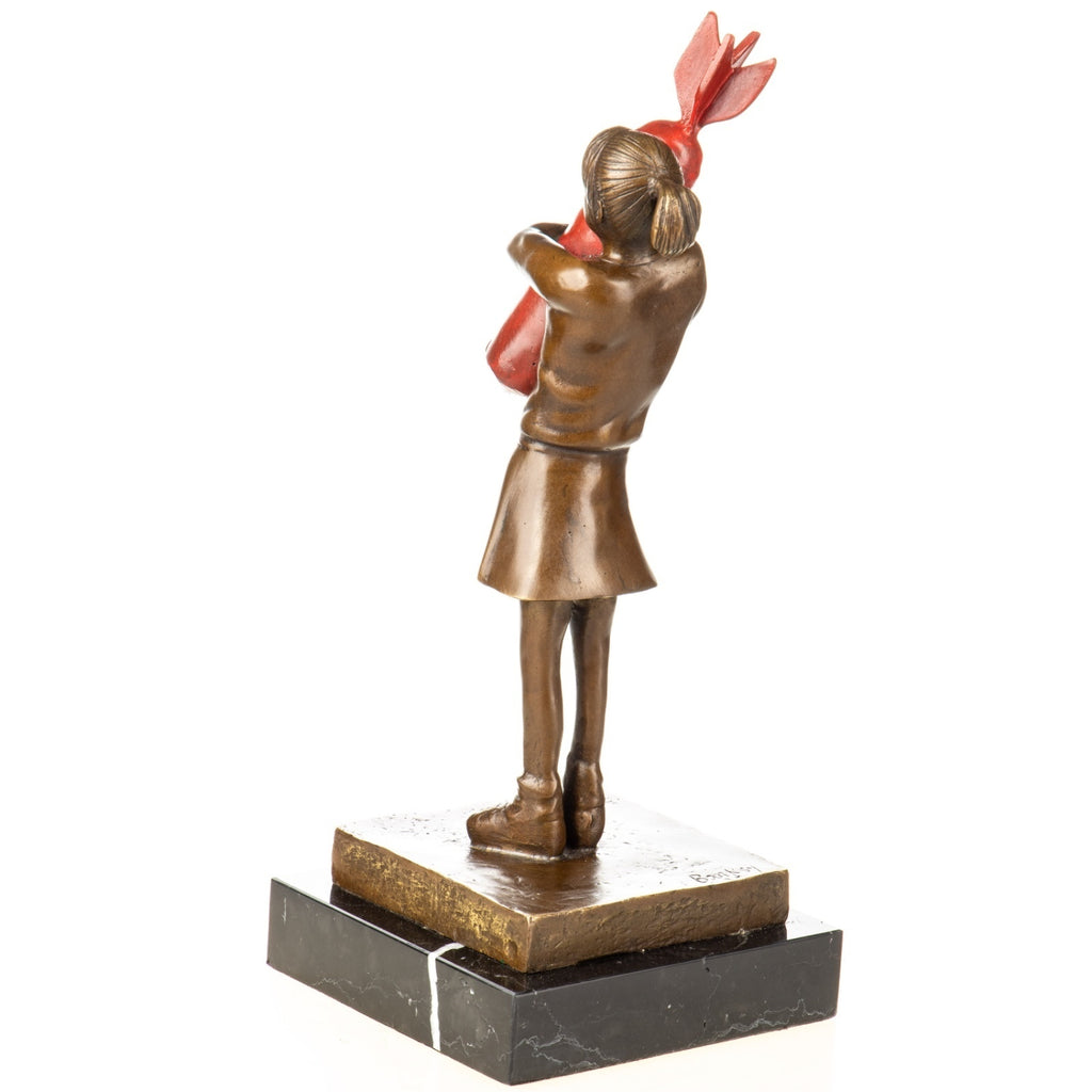 Bronze Skulptur Mädchen mit Rakete nach Banksy, signierte Figur auf Marmorsockel