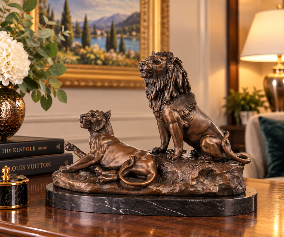 Bronze Skulptur Löwe & Löwin - signierte Tierfigur Raubkatze auf Marmorsockel