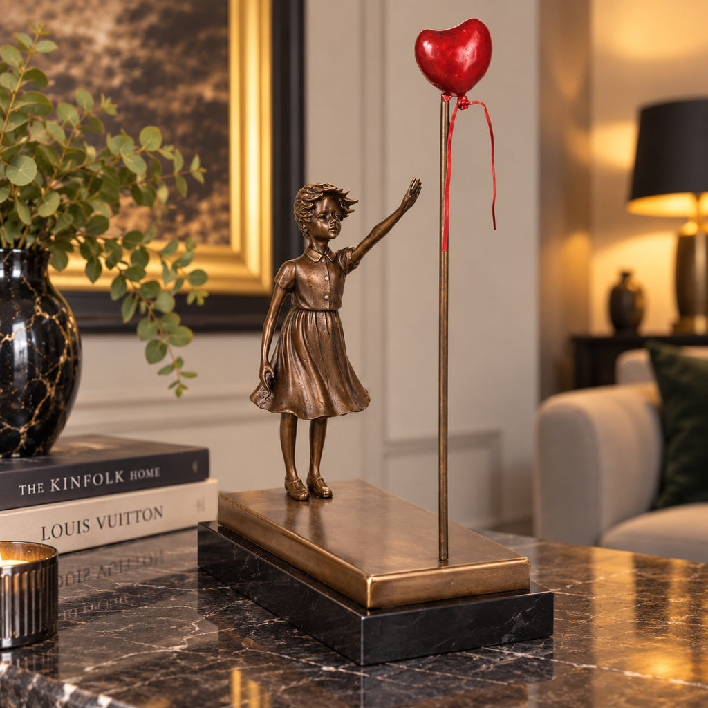 Bronze Skulptur Balloon Girl nach Banksy - signierte Bronzefigur auf Marmorsockel