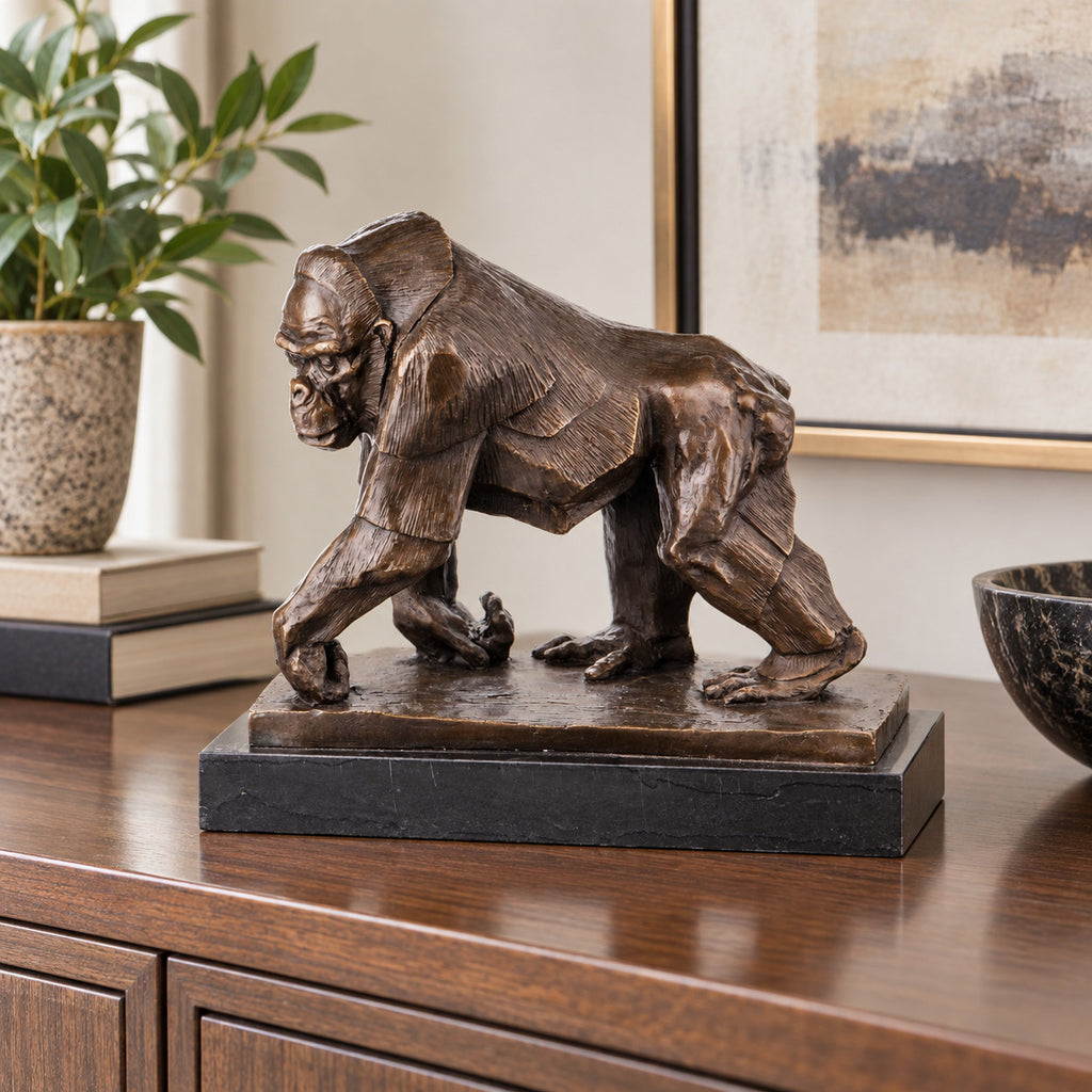 Bronze Skulptur Gorilla Affe - signierte Tierfigur in Natur auf Marmorsockel