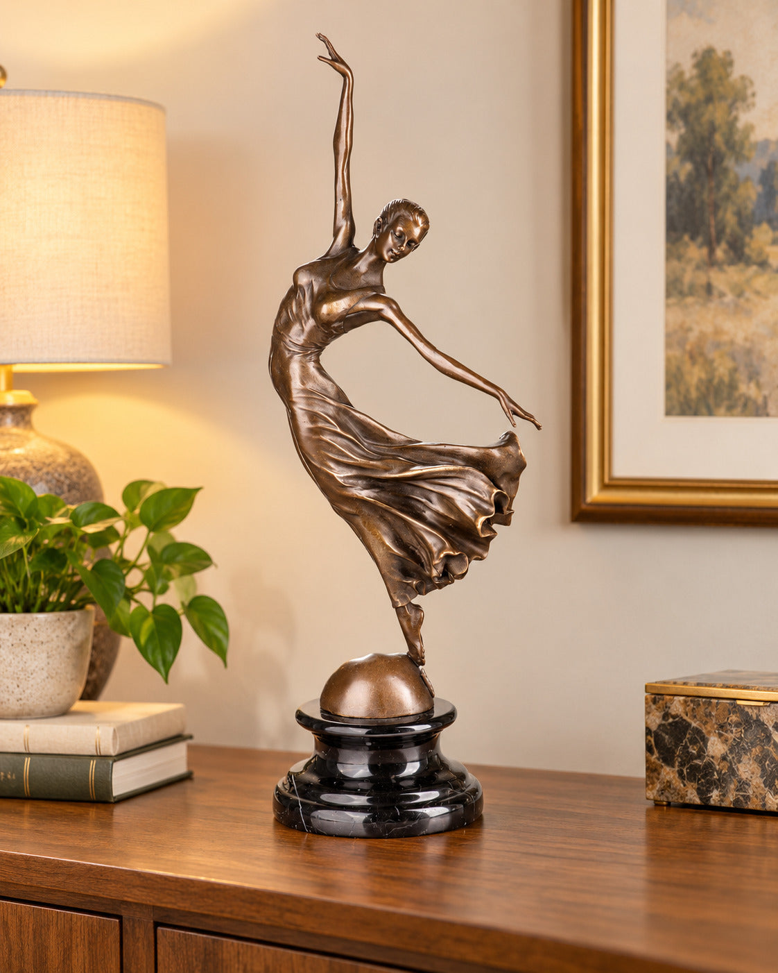 Bronze Skulptur Tänzerin auf Marmorsockel – dynamische Tanzfigur signiert