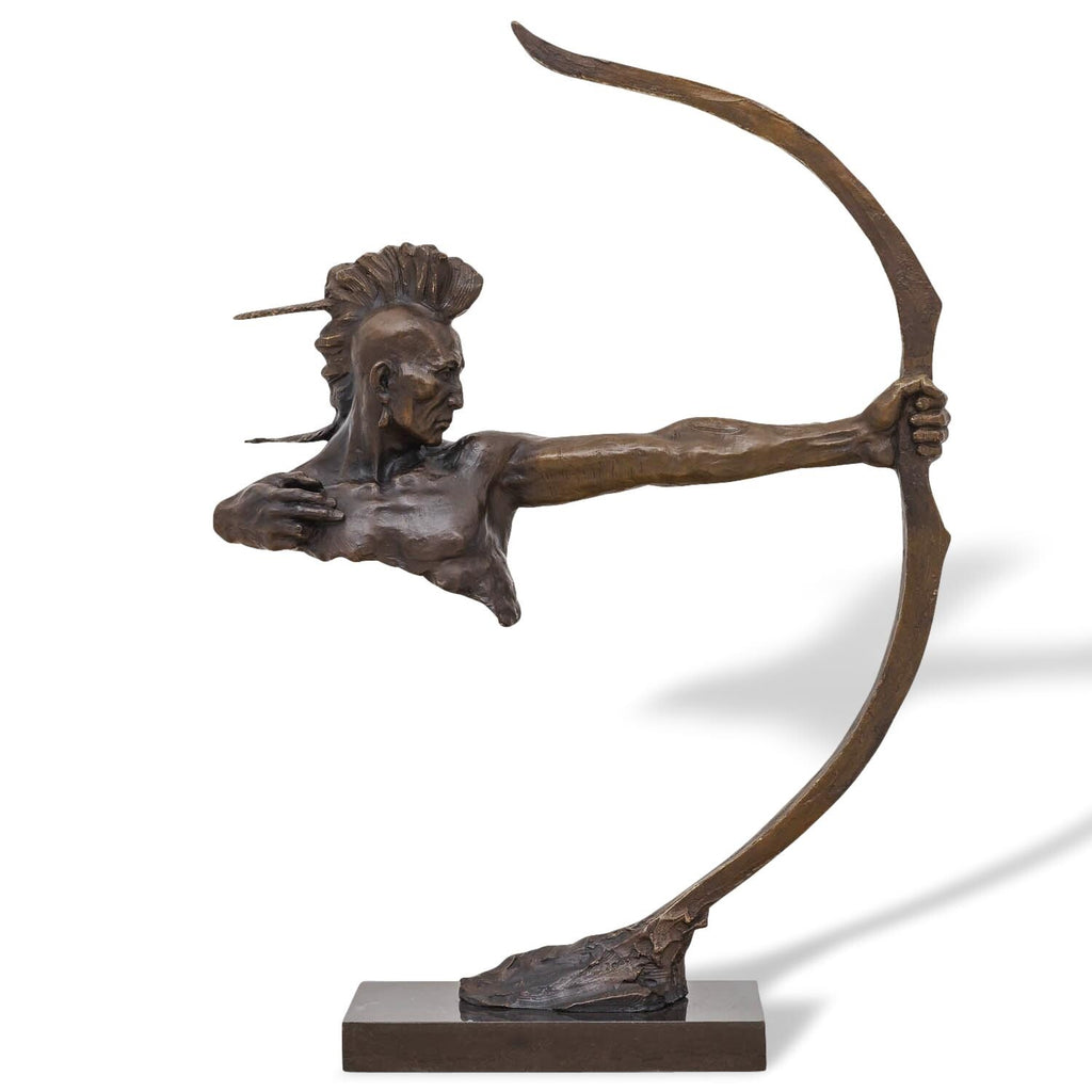 Bronze Skulptur Indianer mit Bogen – signierte Kriegerfigur auf Marmorsockel