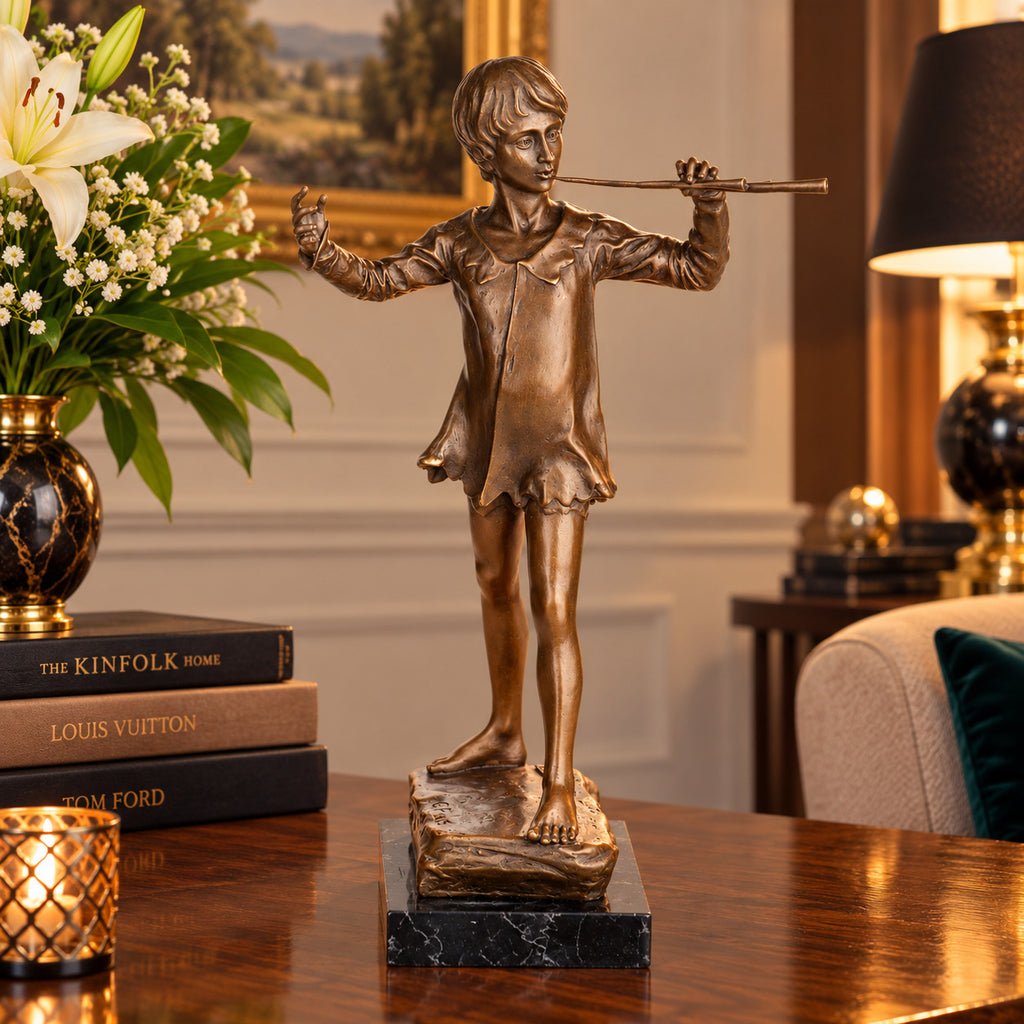 Bronze Skulptur Junge mit Flöte – signierte Musikerfigur auf Marmorsockel