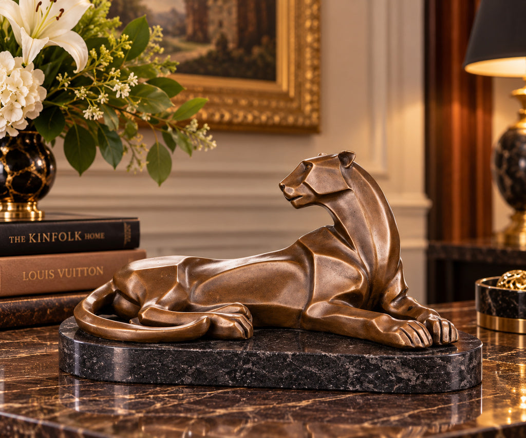 Bronze Skulptur Panther auf Marmorsockel – moderne Tierfigur, signiert