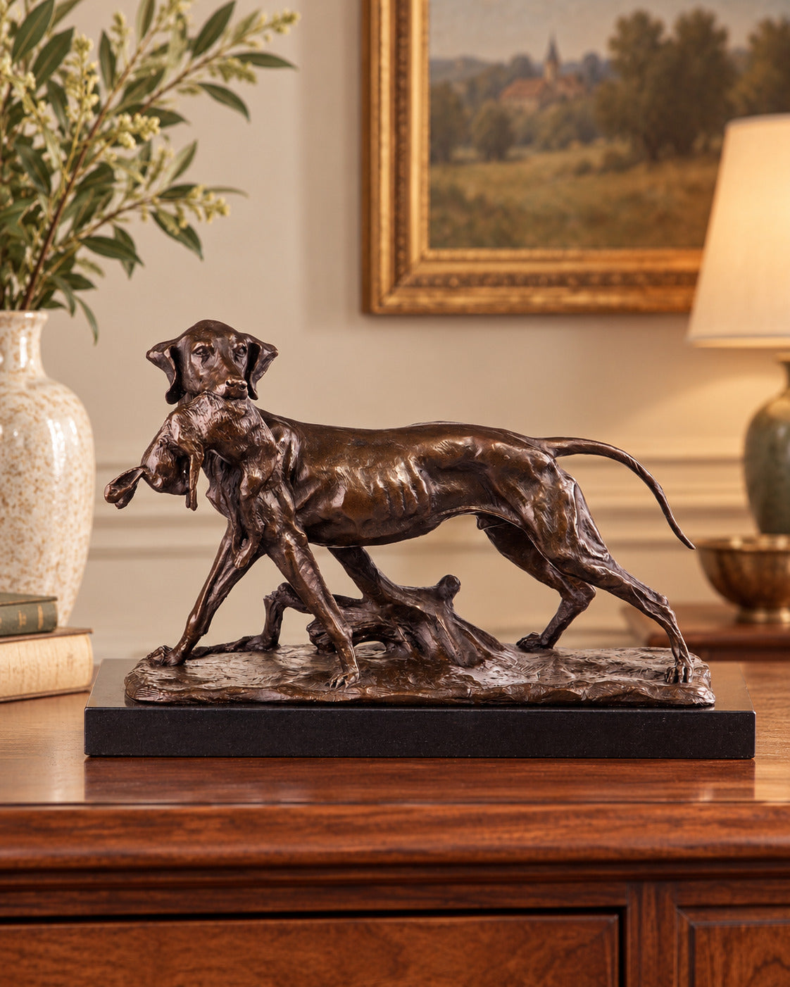 Bronze Skulptur Jagdhund mit Kaninchen auf Marmorsockel – signierte Tierfigur
