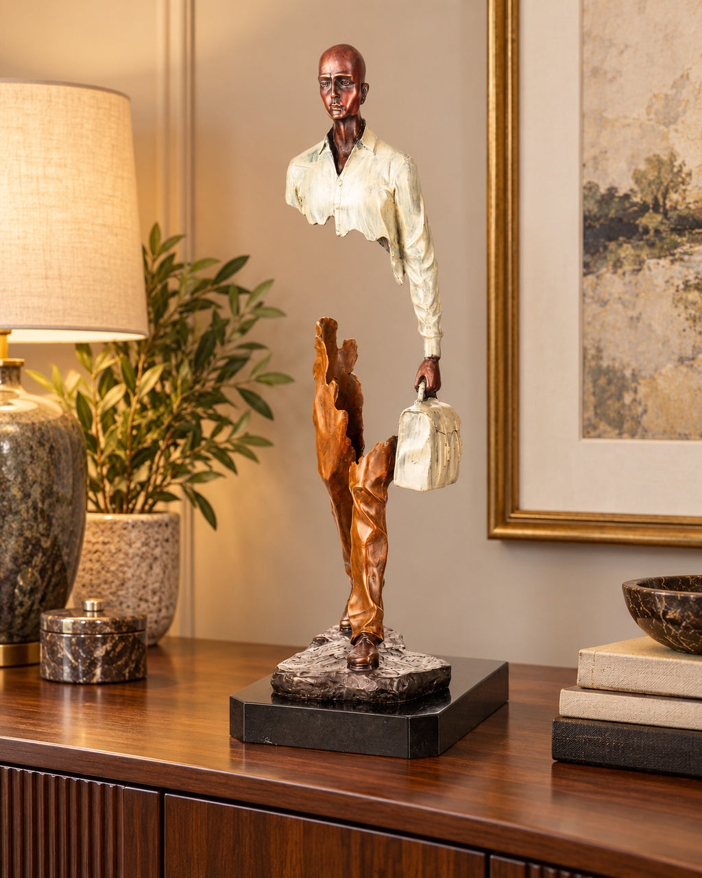 Bronzeskulptur Reisender mit Koffer – Moderne Statue Kunst Figur auf Marmorsockel