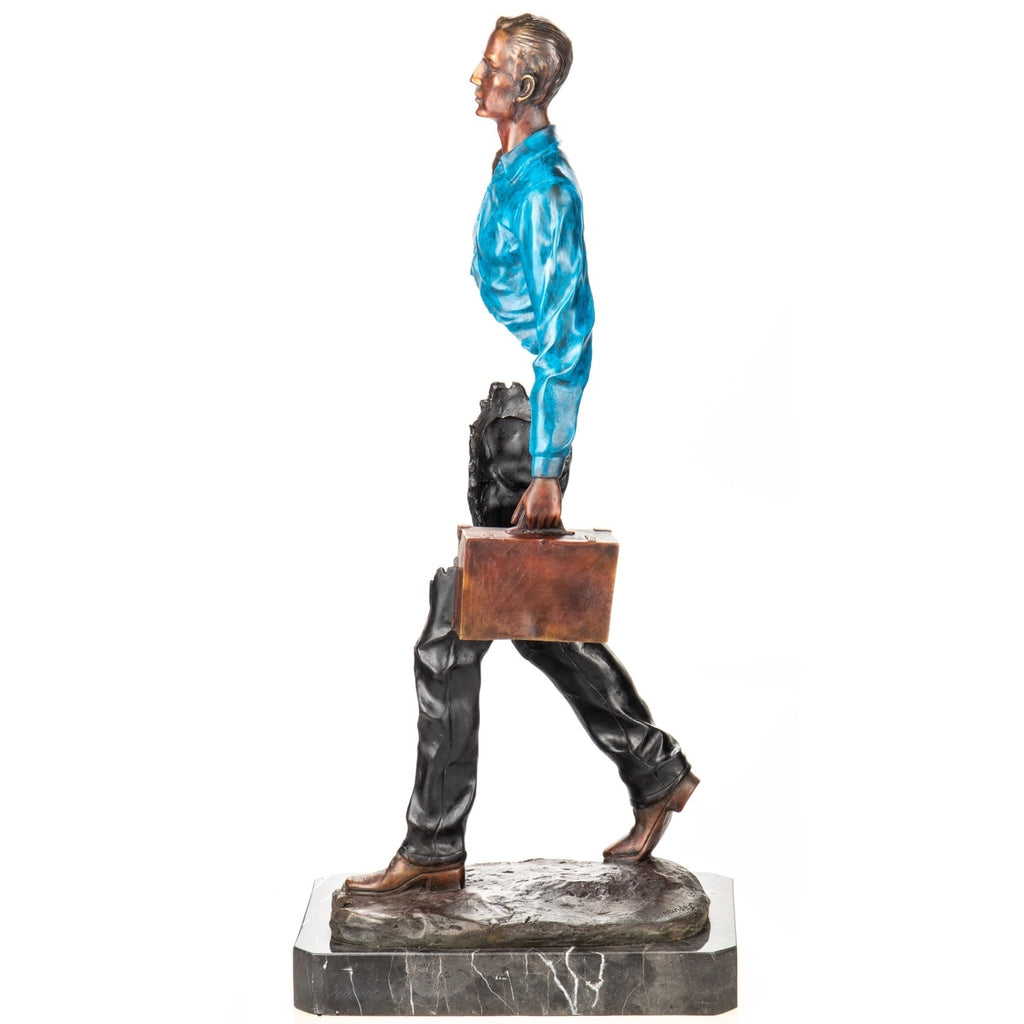 Bronze Skulptur Reisender mit Koffer – signierte moderne Kunstfigur auf Marmorsockel