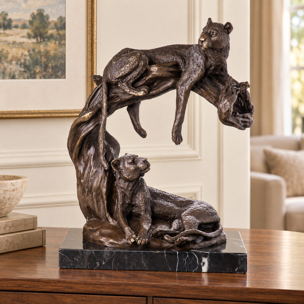 Bronze Skulptur Leoparden auf Baumstamm - signierte Tierfigur auf Marmorsockel