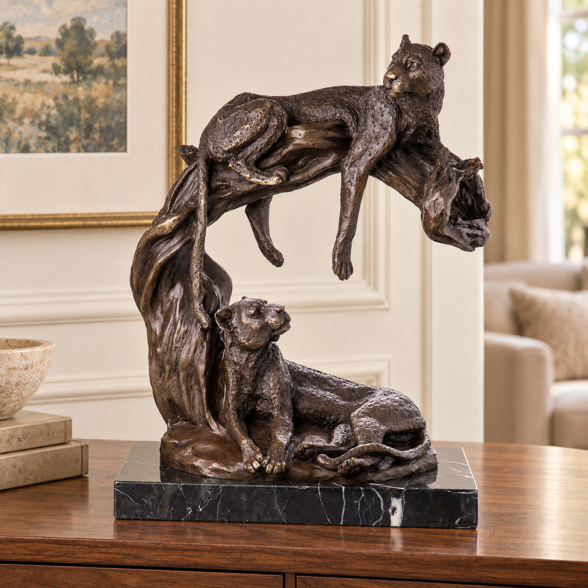 Bronze Skulptur Leoparden auf Baumstamm - signierte Tierfigur auf Marmorsockel