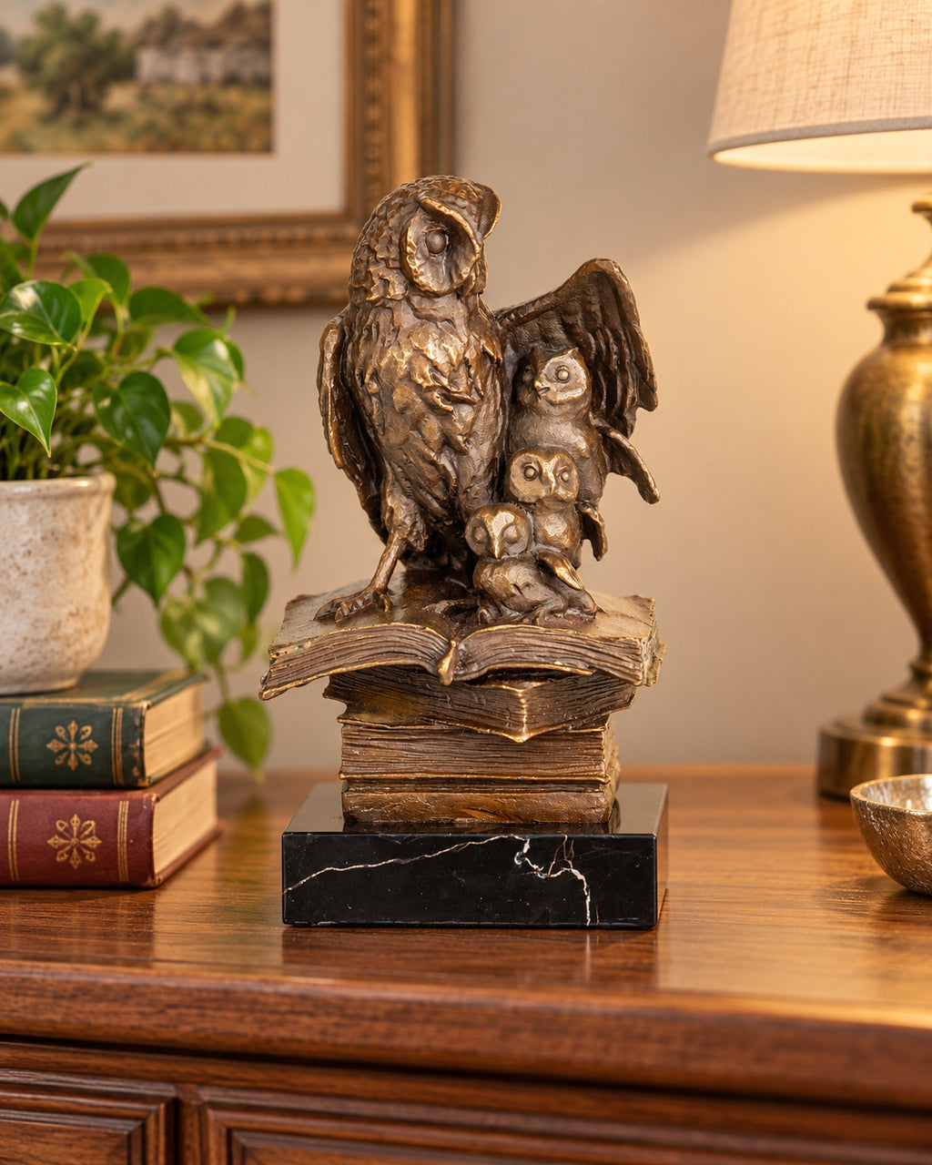 Bronze Skulptur Vier Eulen auf Bücher – signierte Tierfigur auf Marmorsockel