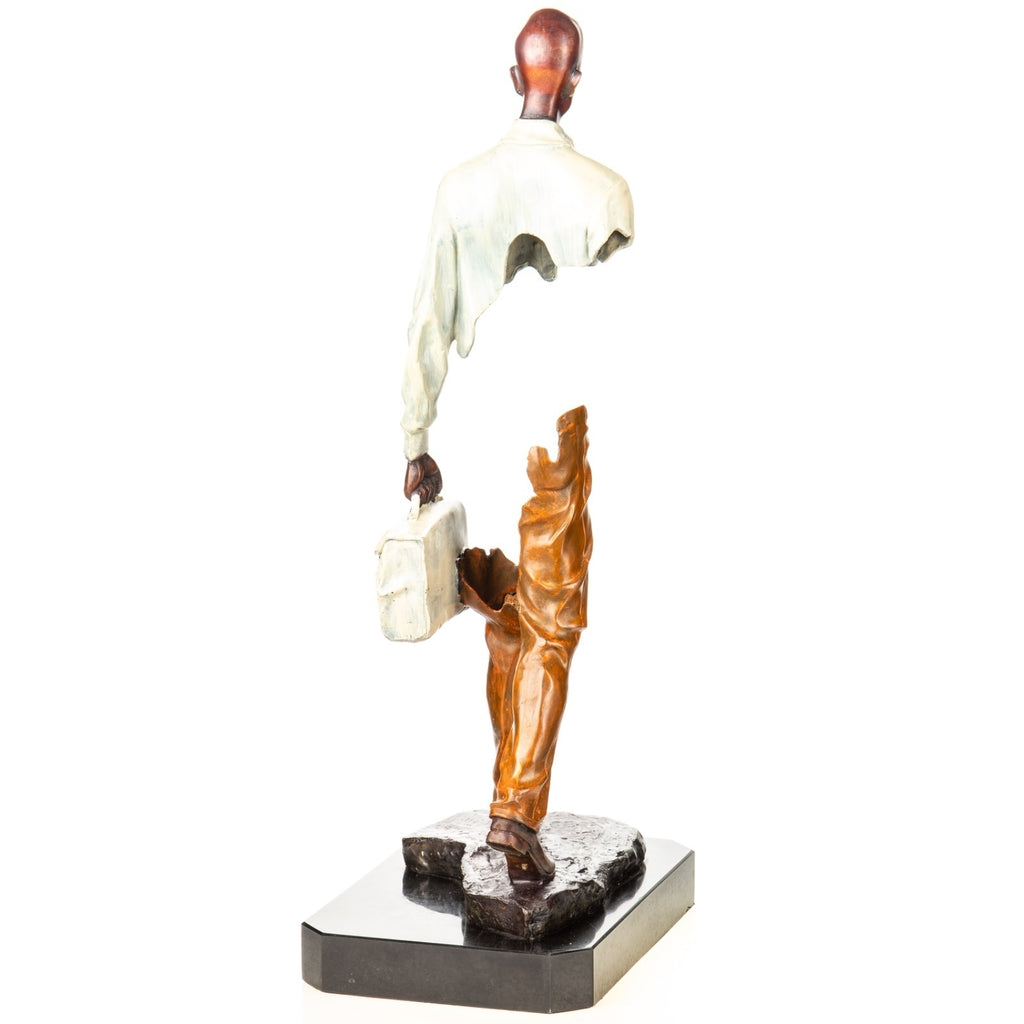 Bronzeskulptur Reisender mit Koffer – Moderne Statue Kunst Figur auf Marmorsockel