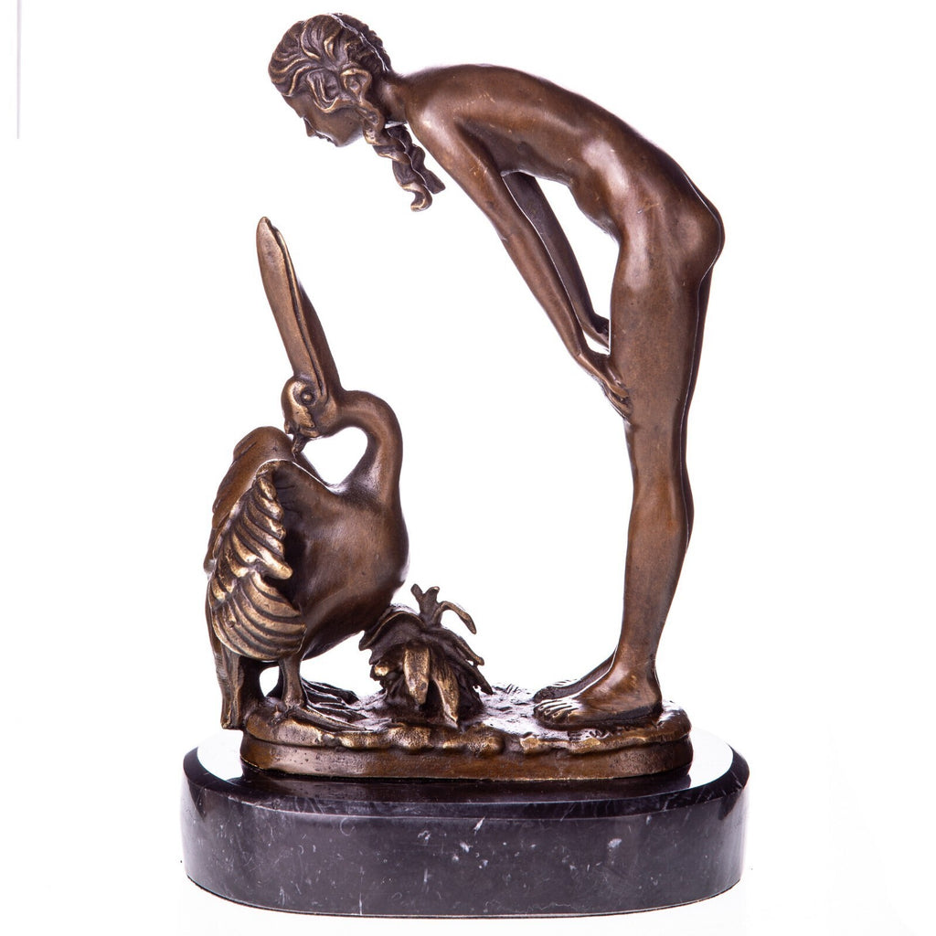 Bronze Skulptur Frau mit Pelikan – signierte Aktfigur Tierfigur auf Marmorsockel