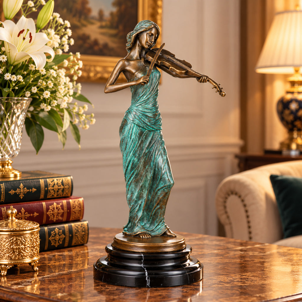 Bronze Skulptur Geigerin mit grüner Patina - signierte Figur auf Marmorsockel