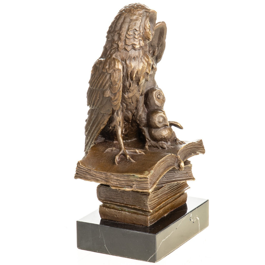 Bronze Skulptur Vier Eulen auf Bücher – signierte Tierfigur auf Marmorsockel