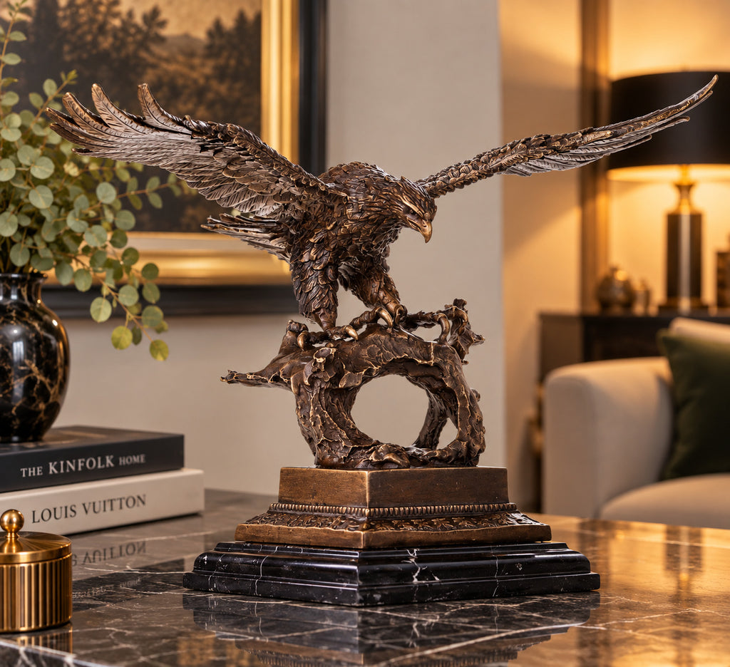 Bronze Skulptur Adler im Flug – signierte Tierfigur Vogel auf Marmorsockel