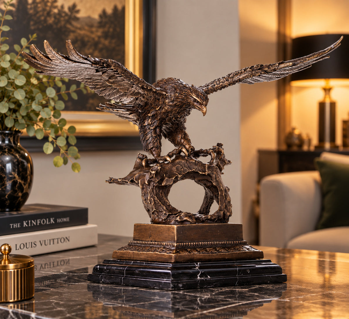 Bronze Skulptur Adler im Flug – signierte Tierfigur Vogel auf Marmorsockel