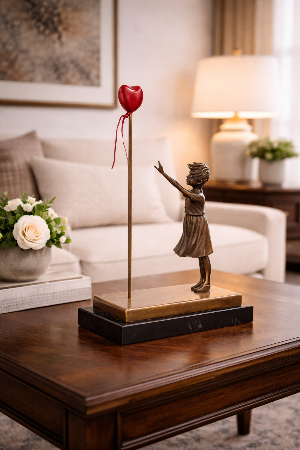 Bronze Skulptur Balloon Girl nach Banksy - signierte Bronzefigur auf Marmorsockel