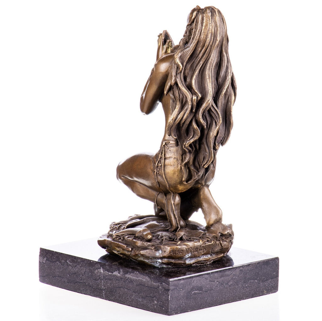 Bronze Skulptur betende Frau – signierte Aktfigur einer Frau auf Marmorsockel