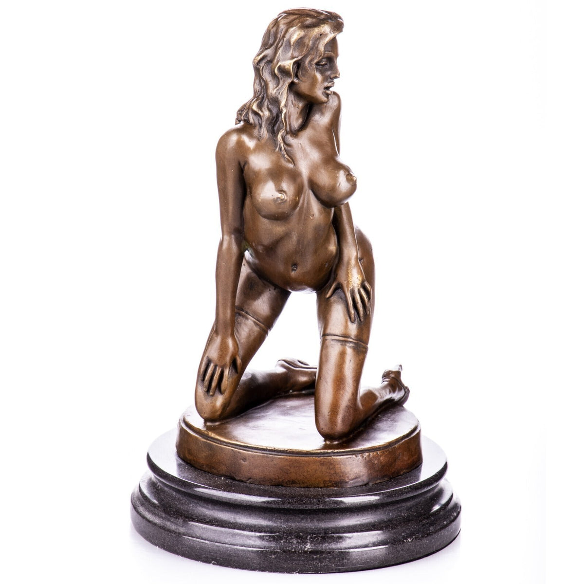 Bronze Skulptur erotisch kniende Frau – signierte Aktfigur auf Marmorsockel