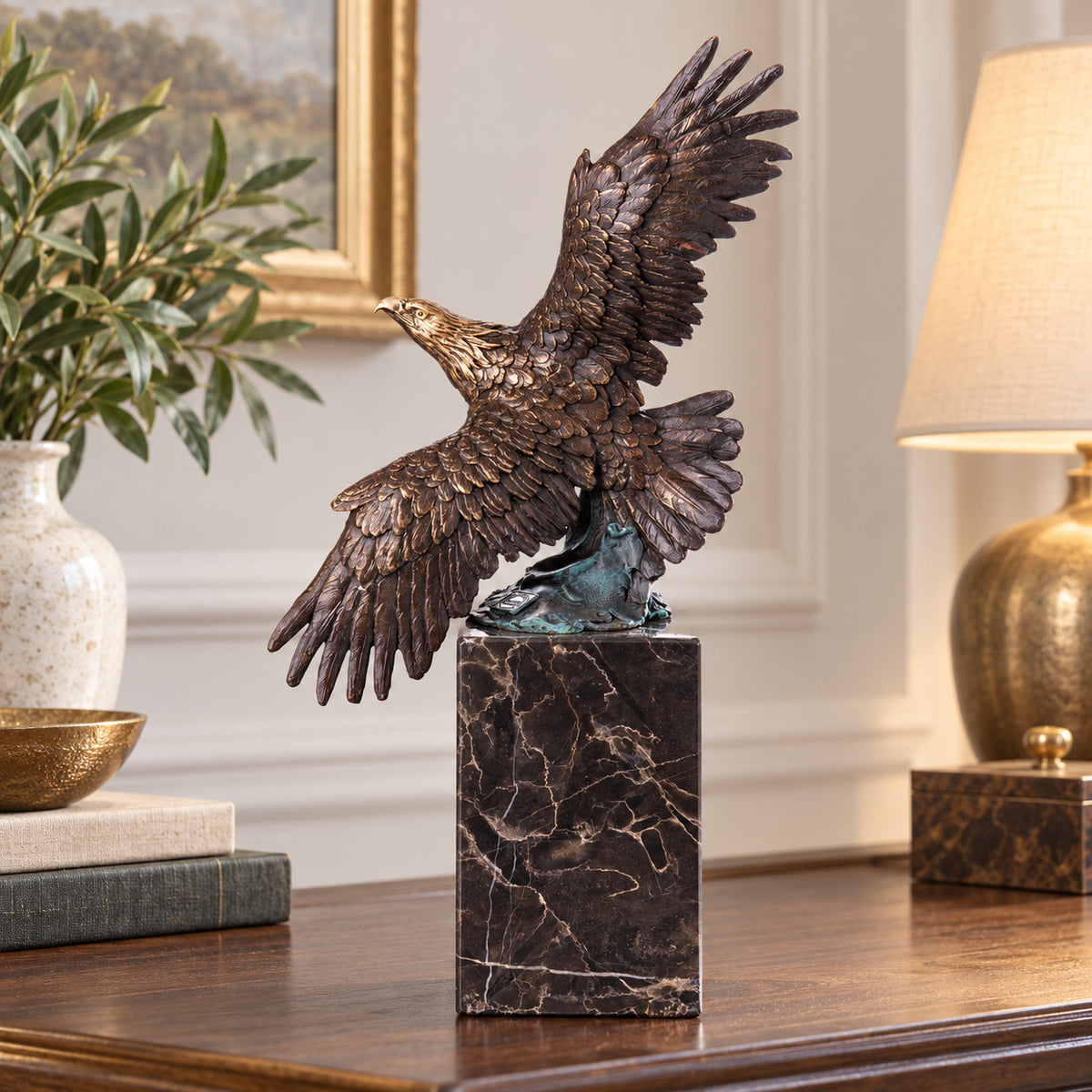 Bronze Skulptur Adler mit offenen Flügeln auf Marmorsockel – signierte Tierfigur