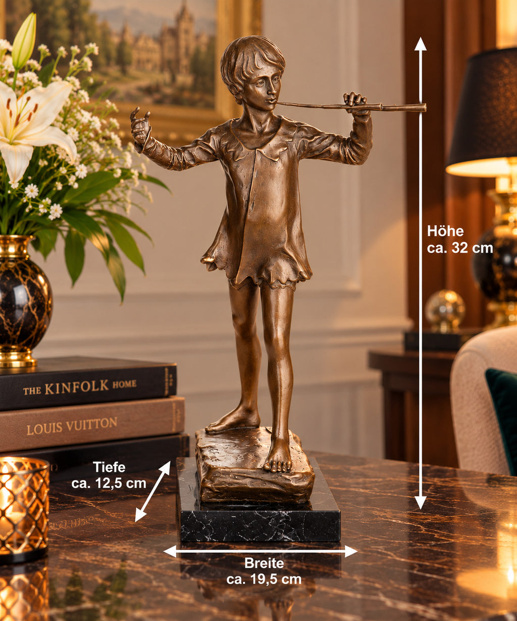 Bronze Skulptur Junge mit Flöte – signierte Musikerfigur auf Marmorsockel