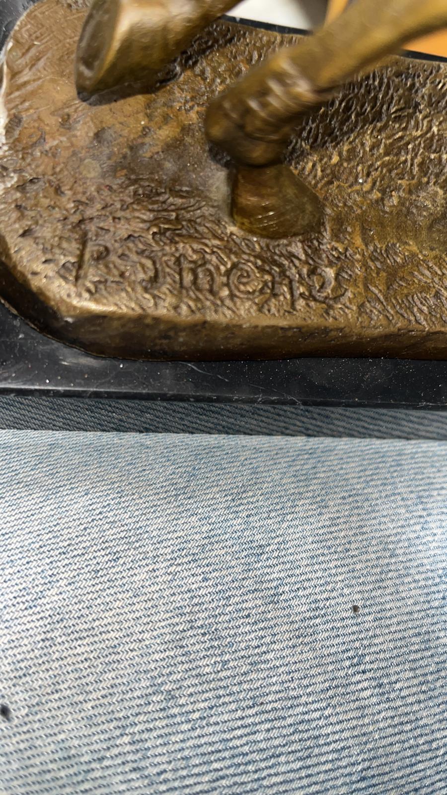 Bronze Skulptur Jockey auf Rennpferd – signierte Sport Figur auf Marmorsockel
