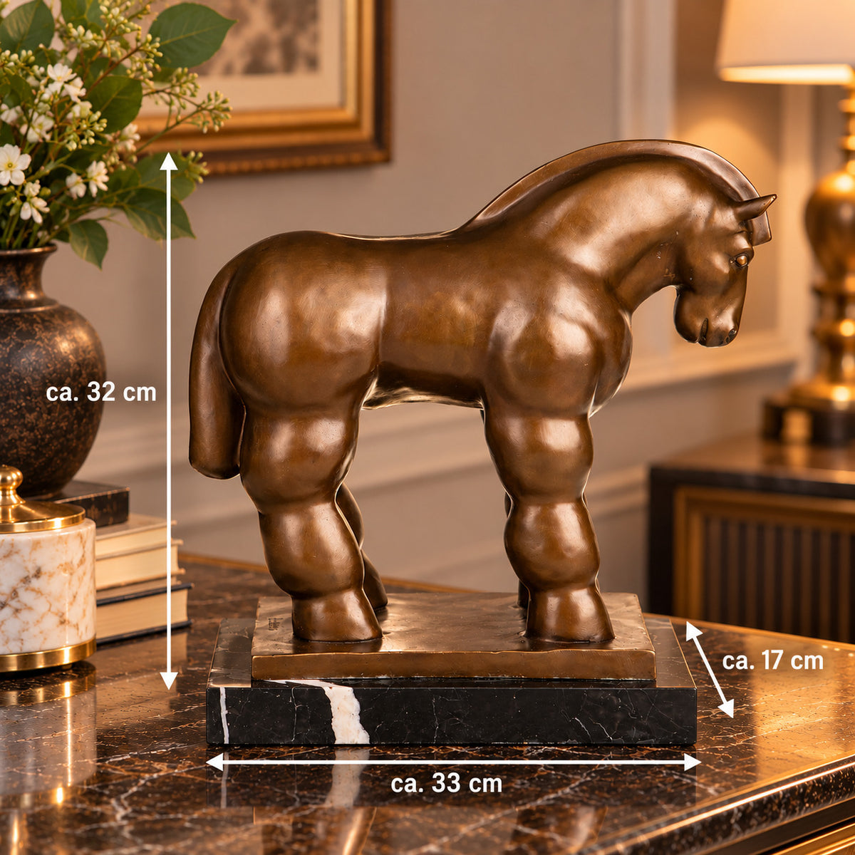 Bronze Skulptur Trojanisches Pferd – signierte Tierfigur auf Marmorsockel
