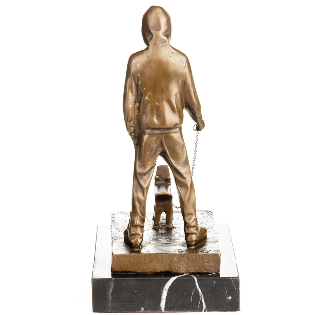 Bronze Skulptur „Choose your Weapon“ nach Banksy - signierte Figur Mann mit Hund