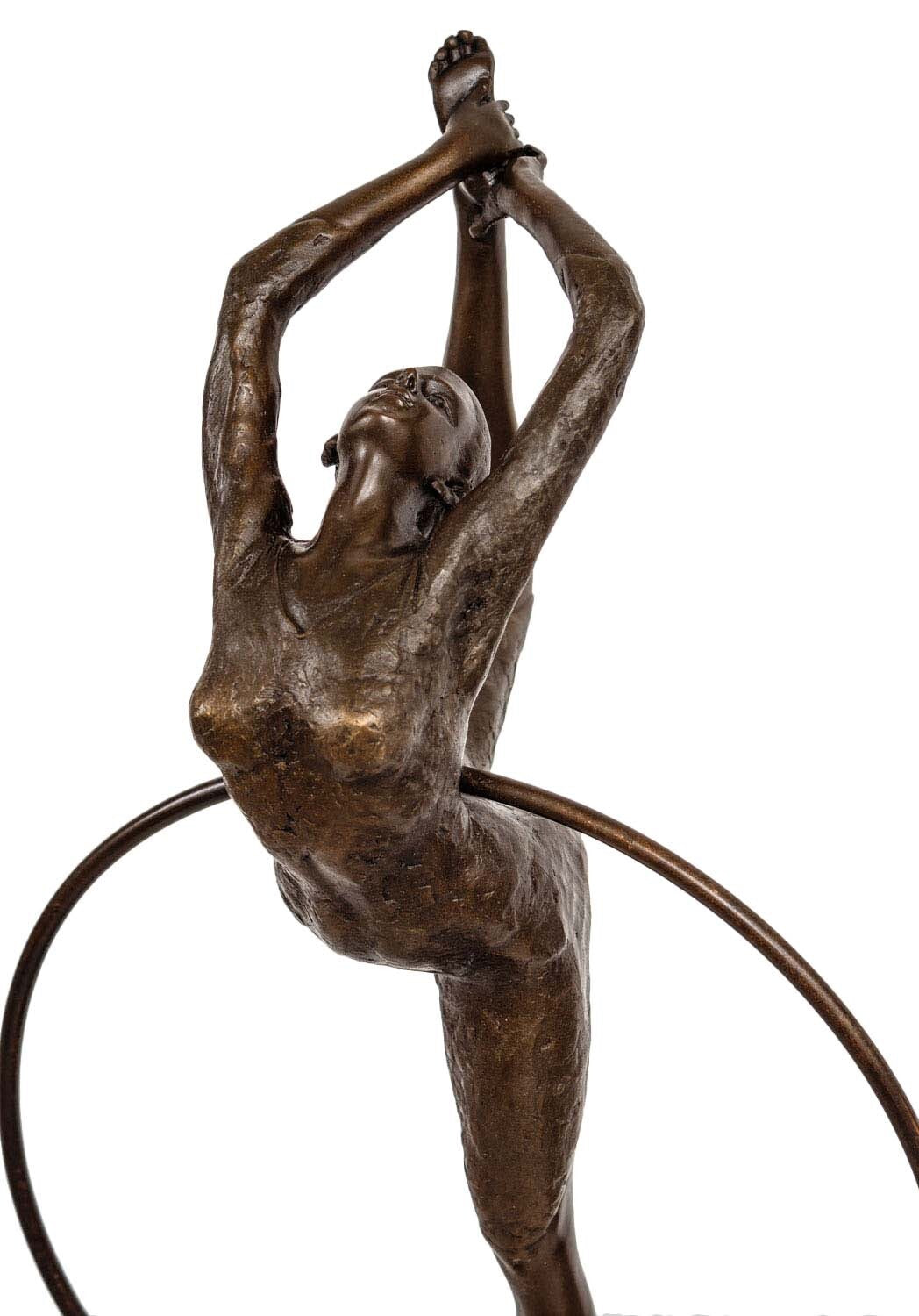 Bronze Skulptur Tänzerin mit Reifen - signierte Tanzfigur auf Marmorsockel