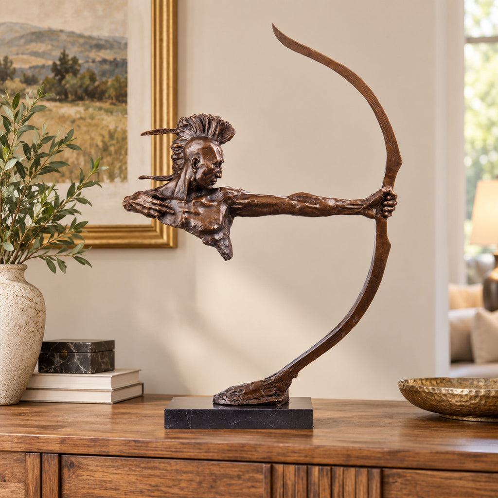 Bronze Skulptur Indianer mit Bogen – signierte Kriegerfigur auf Marmorsockel