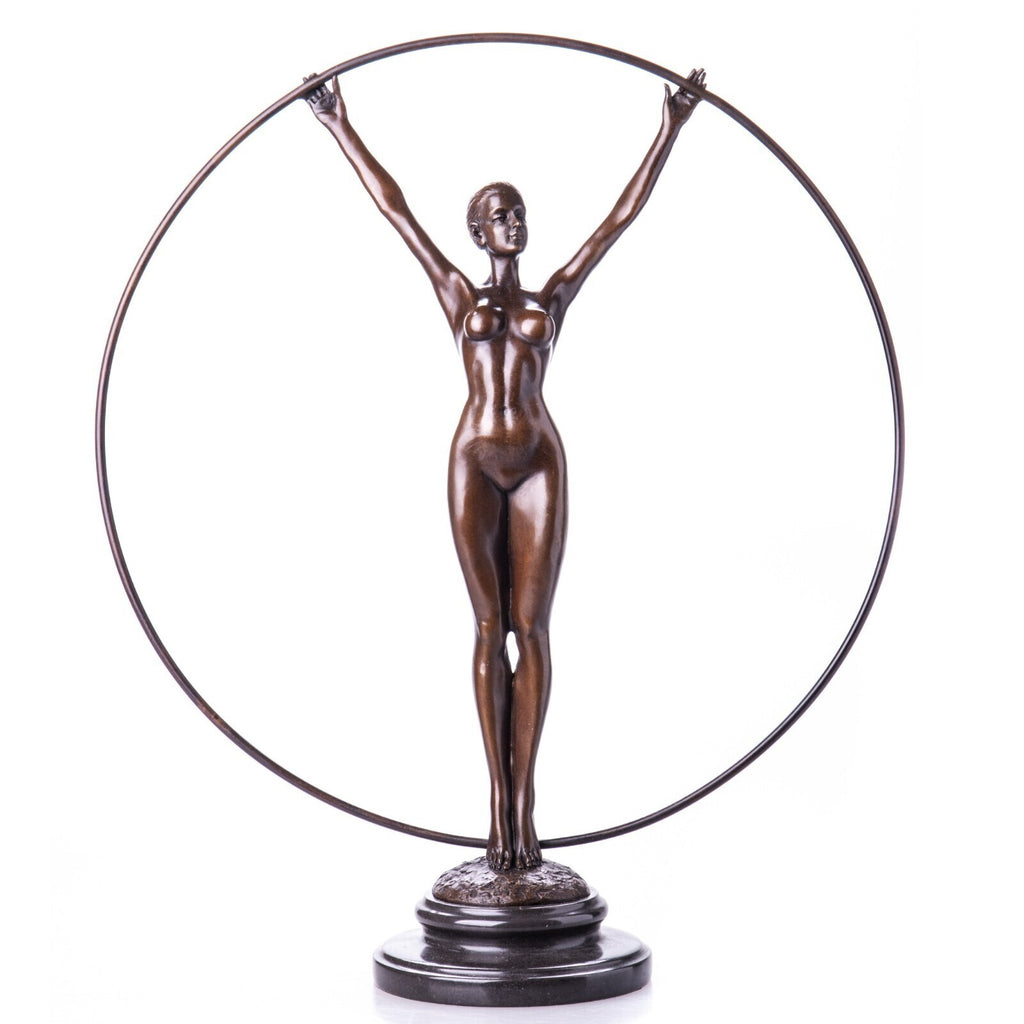 Bronze Skulptur Aktfigur mit Ring – signierte Frauenfigur auf Marmorsockel, 44cm