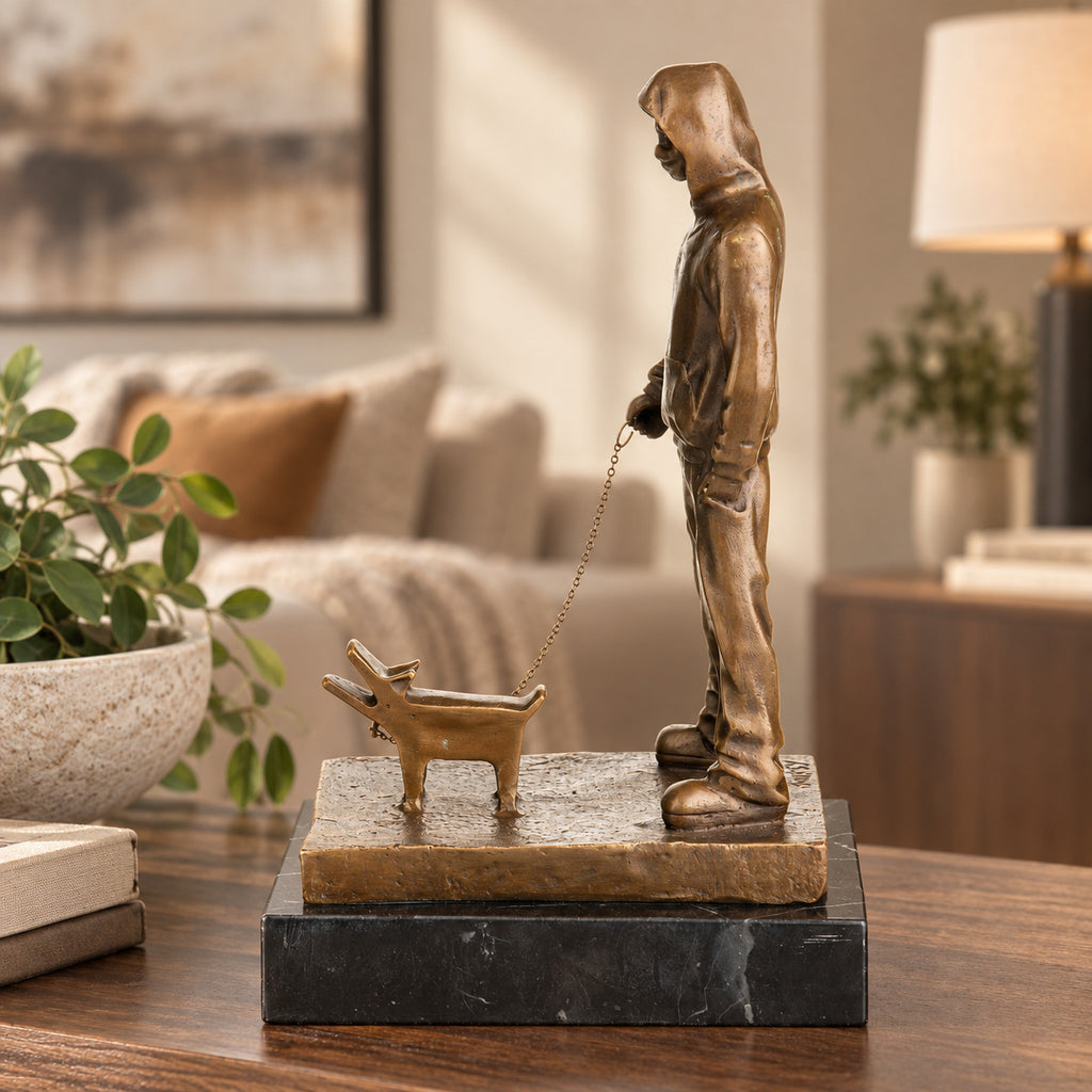Bronze Skulptur „Choose your Weapon“ nach Banksy - signierte Figur Mann mit Hund