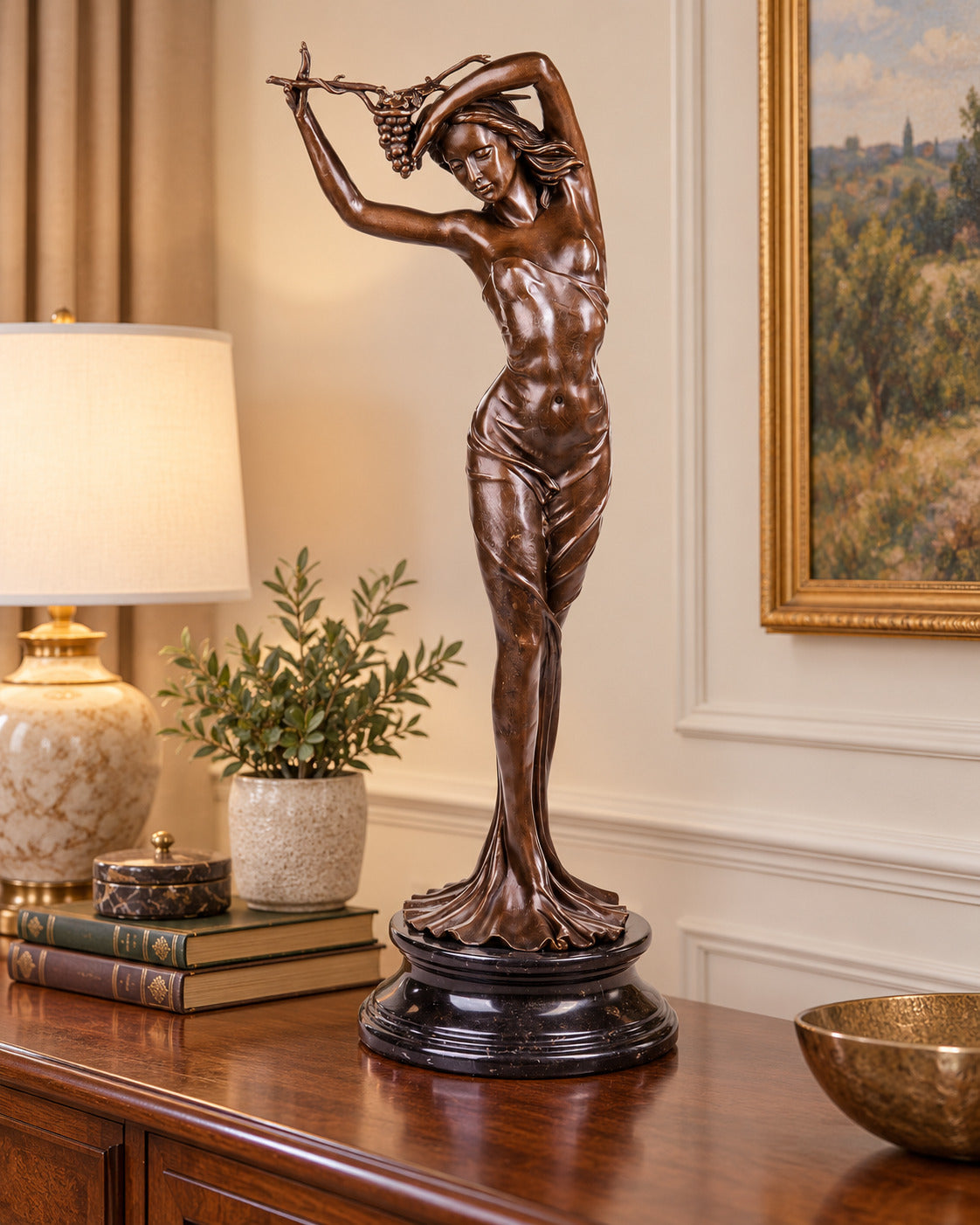 Bronze Skulptur Frau mit Weintrauben – signierte Aktfigur auf Marmorsockel