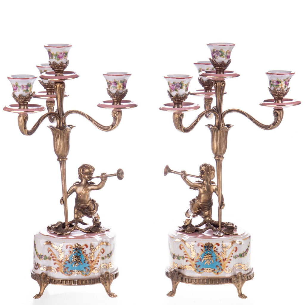 Paar 5-flammige Kerzenleuchter aus Porzellan & Bronze – Putten Figur mit Blumen