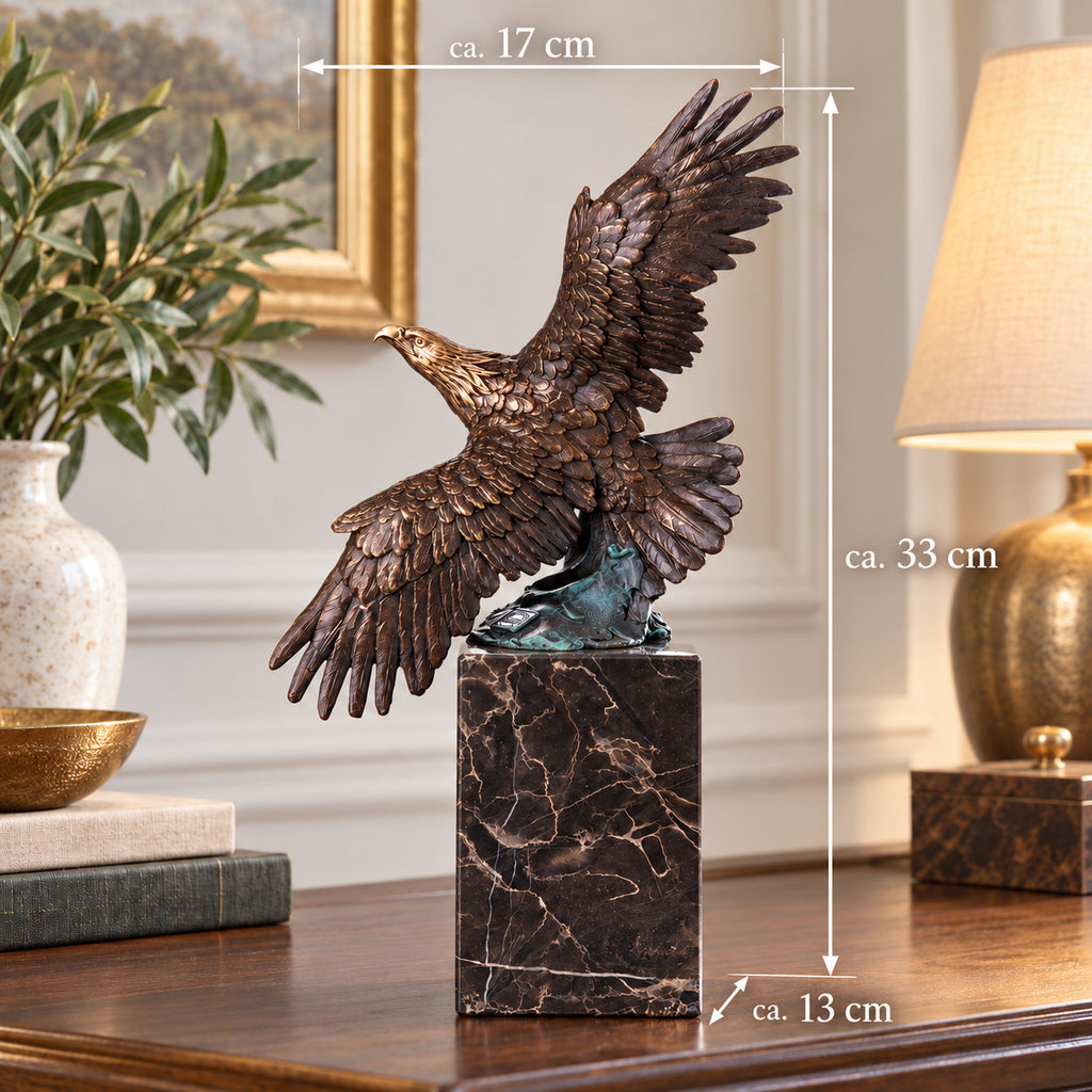 Bronze Skulptur Adler mit offenen Flügeln auf Marmorsockel – signierte Tierfigur