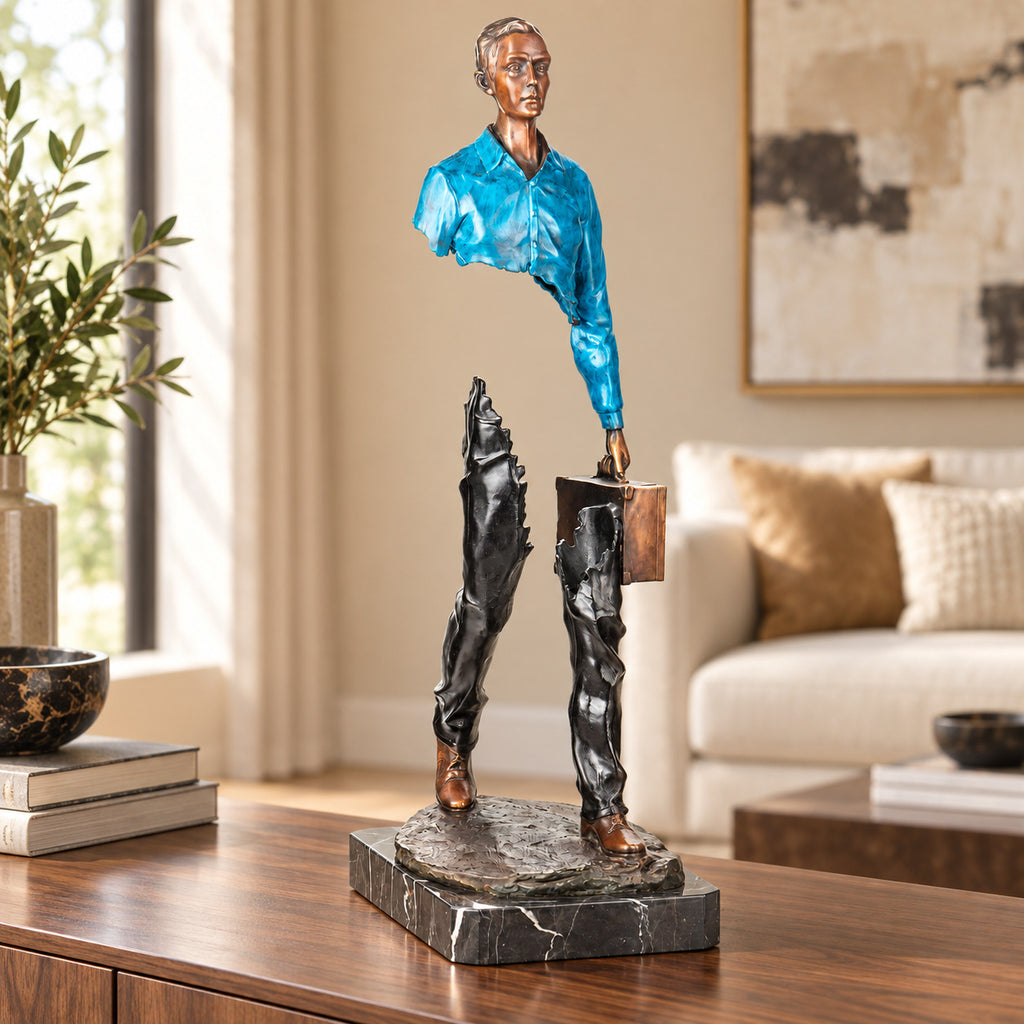 Bronze Skulptur Reisender mit Koffer – signierte moderne Kunstfigur auf Marmorsockel